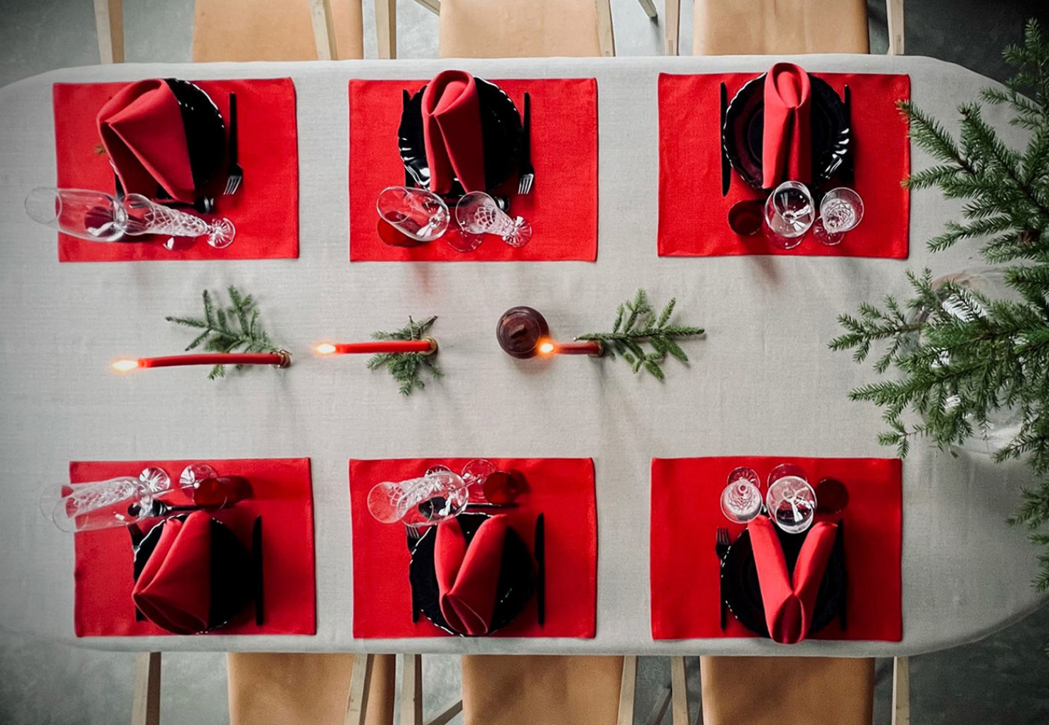 Juldukning med känsla, hantverk och naturens egen skönhet