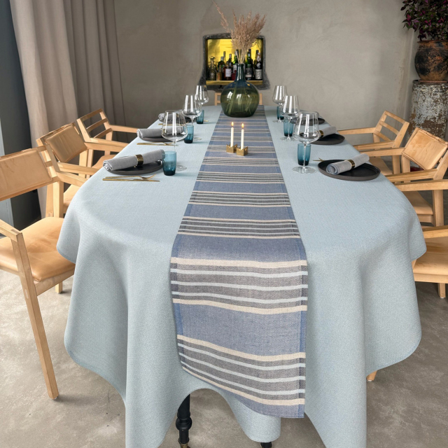Linneduk i rött som ligger på ett dukat bord