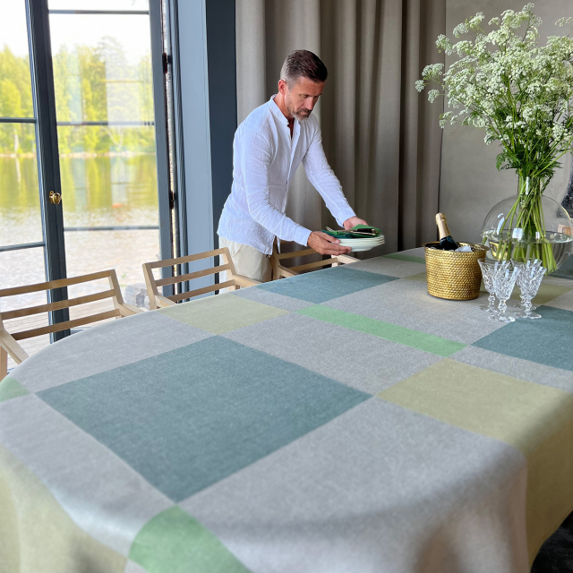 Rengsjö Table cloth 160x270 moss green/oliv/leaf green