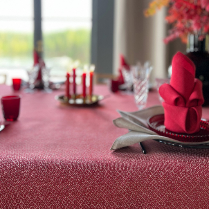 Linneduk i rött som ligger på ett dukat bord