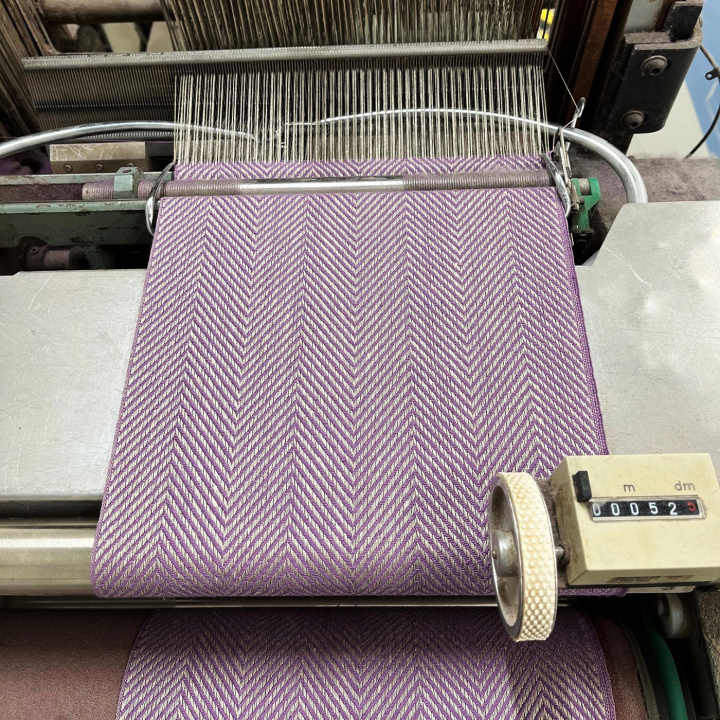 Festremsa Strandråg Löpare lila 23x150 i gruppen SORTIMENT / ÖVRIGT / Erbjudanden hos Växbo Lin (32-11-23x150)