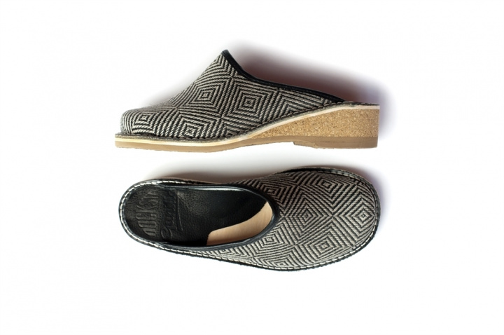 Slippers Rutig Strandråg black/unbleached Gunilla size 37 in the group PRODUCTS / OTHERS / Linen clothing & accessories at Växbo Lin (s34-3-g37)